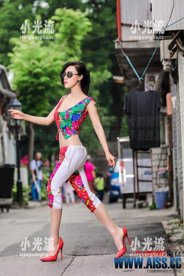 AISS爱丝(黄金版) - 跳进若兮的旅行日记，最新图片充满了“这偏偏不是我猜的”的欢乐！
