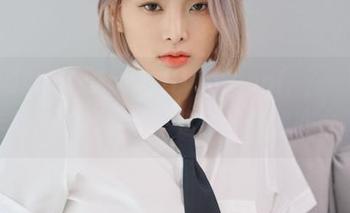 自己的自拍合集中，Hyoyeon(김효연)又灵光乍现，这样更新，这手法让我咋办啊？
