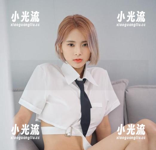自己的自拍合集中，Hyoyeon(김효연)又灵光乍现，这样更新，这手法让我咋办啊？