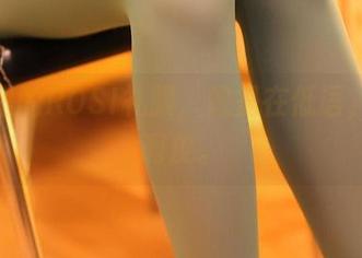 图片里的ROSI礼服，像是在低语，有点调皮。