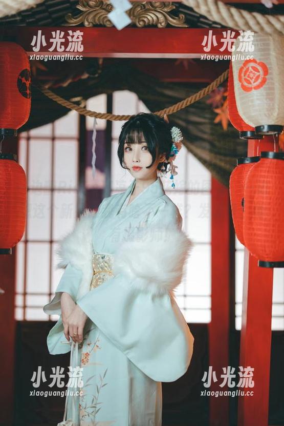 Rioko凉凉子 一边翻Rioko凉凉子95花嫁的图包,一边想这个新娘跟我有啥不一样?发现哦,她有摄影师!