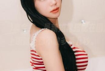 Sia(시아)真会挑，最新短裙搭配在图库里，上班路上都不敢多看几秒。