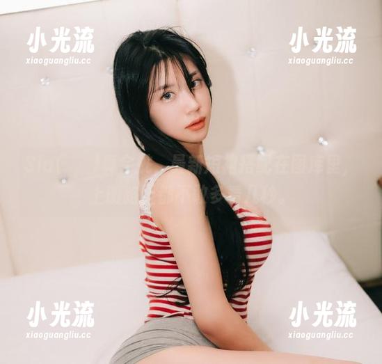 Sia(시아)真会挑，最新短裙搭配在图库里，上班路上都不敢多看几秒。