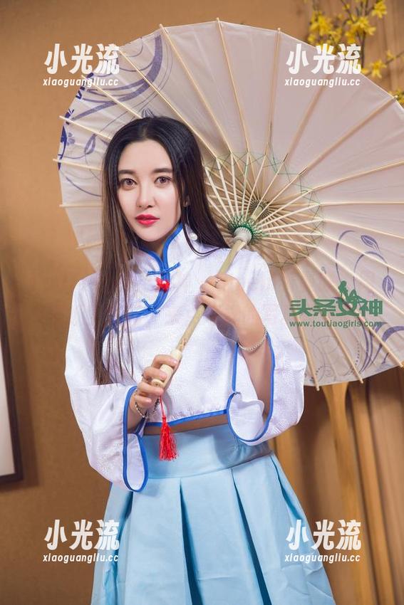 TouTiao头条女神 - amem着曼联，周夕爱纸上生花，来点这样的写真壁纸吧！
