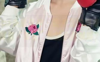 TouTiao头条女神 - 图片里的娜依灵儿，算是“美足”界的小撩妹吗？