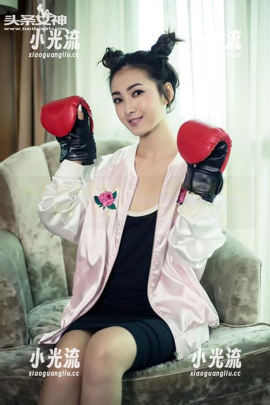 TouTiao头条女神 - 图片里的娜依灵儿,算是“美足”界的小撩妹吗?