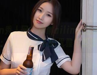 Xiuren秀人网 - 琳琳ailin的连体衣抉择：美图照耀下的优雅与蹩脚