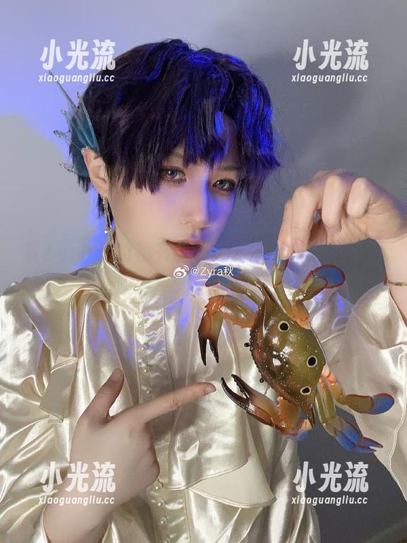 Zyra秋 看Zyra秋的秘书cos,建议准备好纸巾,喷了一地的手机屏!