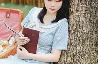 依依超级懒和她的瑜伽姿态：一场无遮挡的高清写真，让人忍不住想多看几眼。