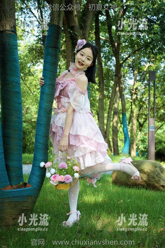 初夏女神-依依 初夏女神 - 依依的高清写真:风中邻家女孩,也太仙了吧?