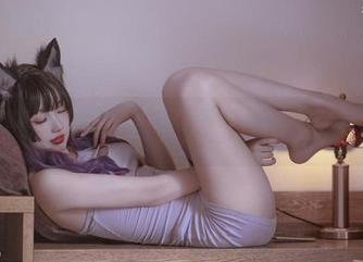 刺青Poi的校服套图，让我意识到其实私拍可以有多放肆，哈哈。