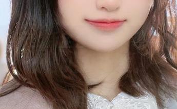 千阳快起床的新全套写真，映衬出申鹤那份难以捉摸的美。