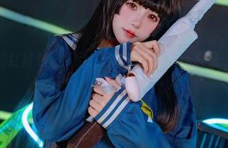 咬一口兔娘的红裙照，亲们，你们是想看cos还是想看裙摆飞扬啊？