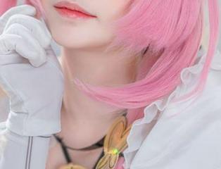 在白色中嬉戏的她：大大卷卷小卷的全套写真提前剧透