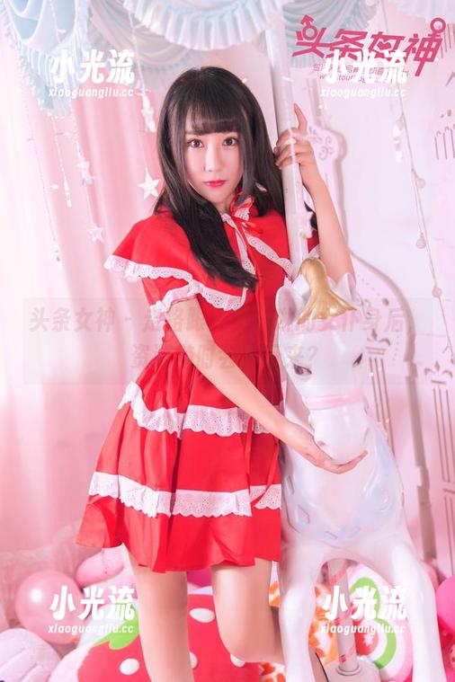 头条女神 - 走路跟在王紫琳的女仆身后，资源随时会掉下来？