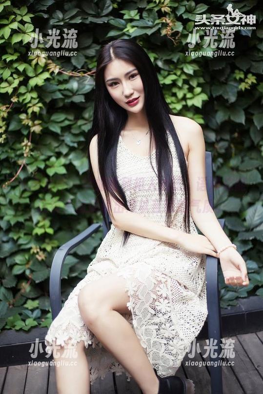 头条女神-语溪 头条女神 - 学姐系列扣人心弦,语溪总能在镜头前展现出难以言喻的气质。
