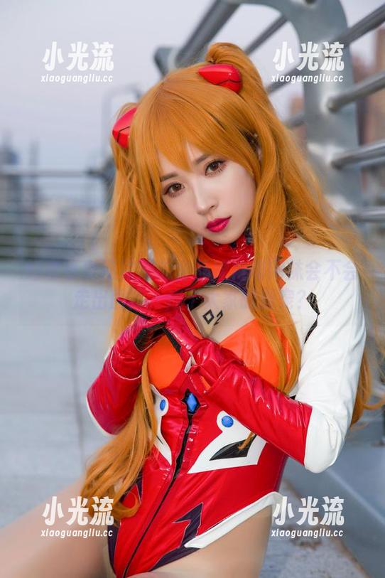 小女巫露娜 好奇小女巫露娜的金丝旗袍和网袜会不会走出图库,成了大家的新宠?