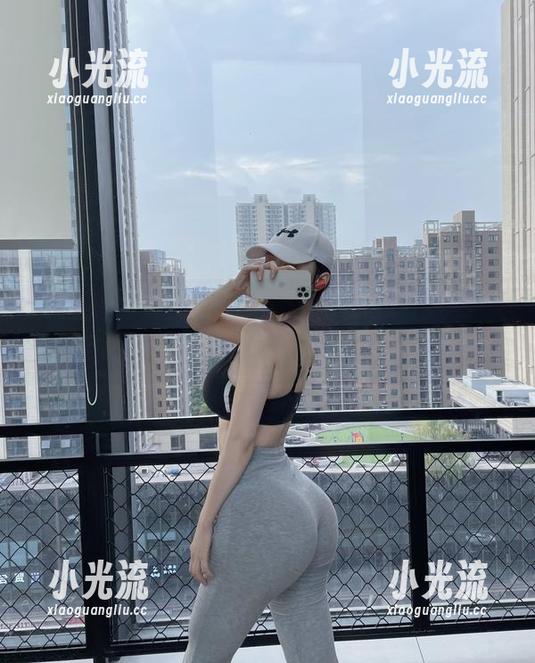 左公子666 微密圈 - 与左公子666一同沉浸“纯白”定制写真,暗流涌动的低调奢华。