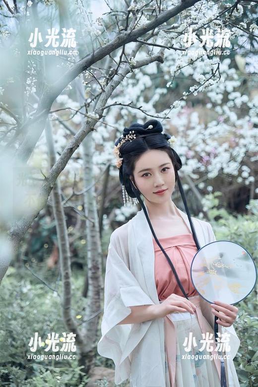 年年Nnian 光影里的年年Nnian,高清写真集让可爱不停,来一场“坠入爱河”的旅程吧!