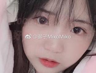 御子Yumikocos的那双脚，真是让人不知该看哪里好，原图的每个细节都在挑逗我的视线。