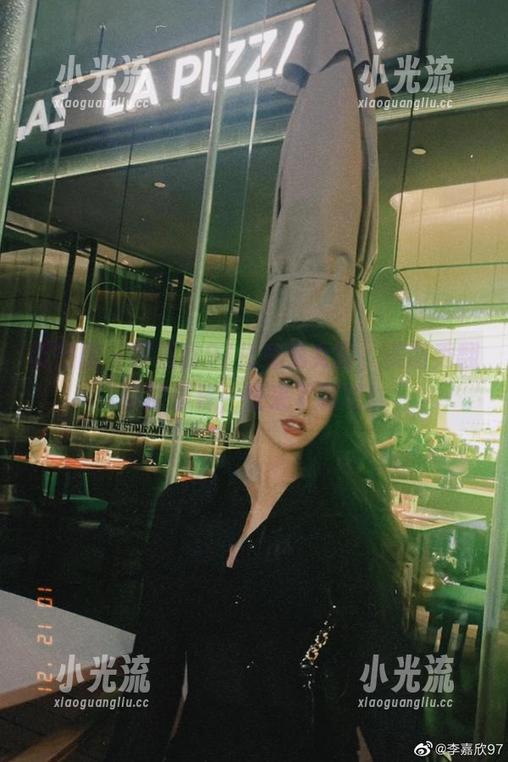 微密圈 - 李嘉欣97化身兔女郎，美图秀翻你的屏幕，快来下载吧！