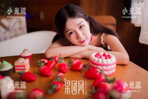 果团网 - 王语纯，你的在线“天使”装真的感染力十足，真不明白图里的光彩来自哪儿？