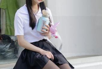 柴系小乖 - 这张原图真可以，赤西夜夜的初音少女翻了几番，看得我都有点分心了。