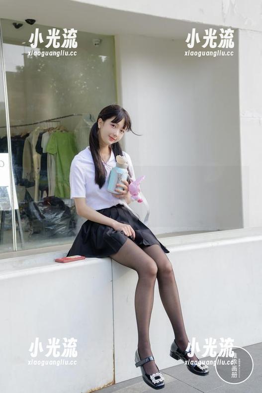 柴系小乖 - 这张原图真可以,赤西夜夜的初音少女翻了几番,看得我都有点分心了。