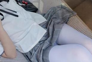 白色死库水和油亮黑丝，森萝财团的美图里，像是闲逛着的肆意少年。