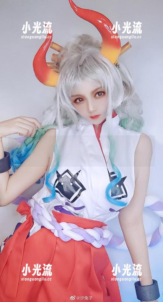 汐兔子 说是美图,但我的目光总不由自主地被汐兔子的裸足吸引