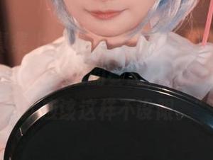 一叠写真集上，白莉爱吃巧克力的吊带展现了另外一种生活的姿态，似是说：“生活就应该这样不设限。”
