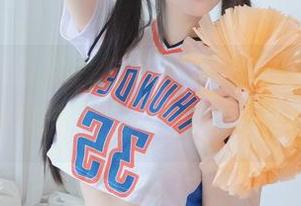 跟着白银81的泳装写真集，看看她如何把泳池变成了T台，分享技巧中！