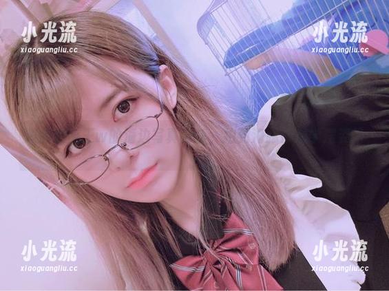 眼酱大魔王w的海边写真合集,拍到海豚都想学摆姿势。