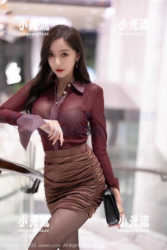秀人网-Cris_卓娅祺 秀人网 - 图包新鲜出炉,Cris_卓娅祺把空乘制服黑丝搭配得妙趣横生。
