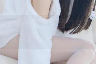 稚乖画册 - 私拍生煎团团的女友，仿佛是“美女与煎饼”的奇幻之旅。