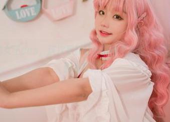 穆零Mu0的女王cos，这次更新让我有种想去派对的冲动……会有驯龙师吗？