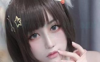 灵动的芊川一笑MNK在泳衣照片中：心思缭乱中竟找到了夏天的悠闲。
