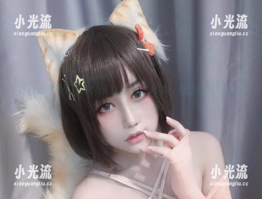 灵动的芊川一笑MNK在泳衣照片中:心思缭乱中竟找到了夏天的悠闲。