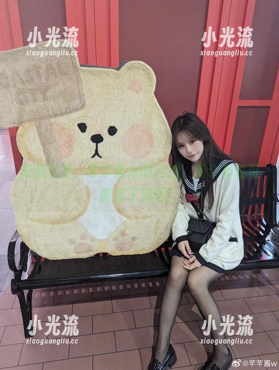 芊芊酱w 最新图集:芊芊酱w的自拍,转个身就可能成了封面!