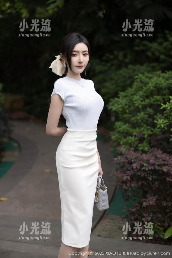 语画界 - 黑丝作品分享，来自小热巴的日常：这腿真让人想念夏天的空气啊！