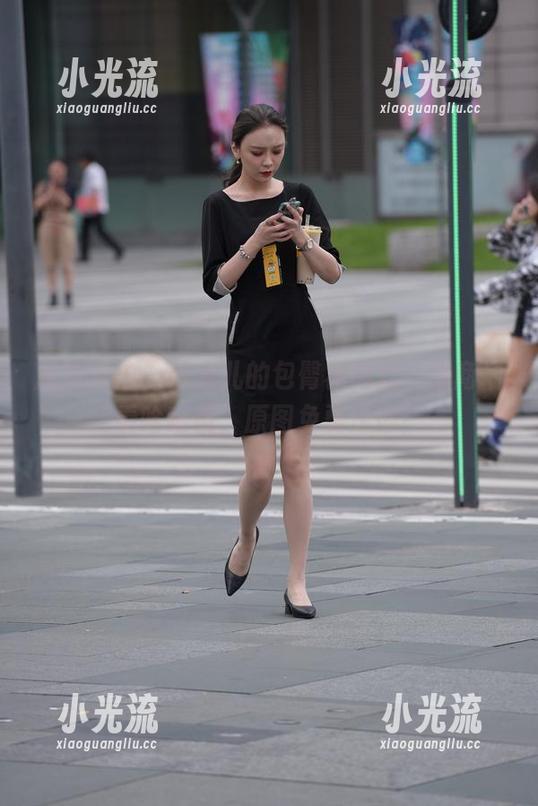 魔镜街拍-萌宝儿 魔镜街拍 - 萌宝儿的包臀裙肉丝,来商场看哈哈镜,原图免费送你!