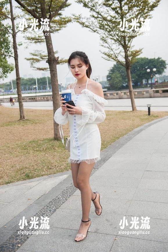 魔镜街拍 魔镜街拍:这一对不一般~高跟运动鞋和丝袜的完美配对,网盘里的宝藏等着你下载!