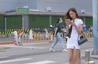魔镜街拍的“绿色包臀裙丝袜美女”合辑，果然拍照的魔力大得惊人。